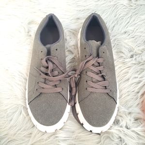Women's Casual Low Top Sneaker Gray Fashion Shoes- Size 8.5